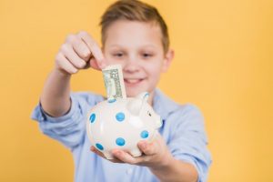 Nauczanie dzieci zarządzania finansami poprzez pierwsze pieniądze