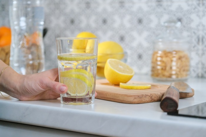 Naturalny sposób na likwidację bólu głowy - woda z solą i sokiem z cytryny